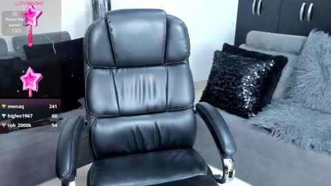 Alisson Domit  online show from December 27, 2024, 2:04 am