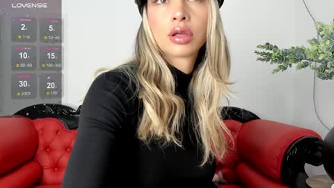 Alisson Domit  online show from December 31, 2024, 1:52 pm