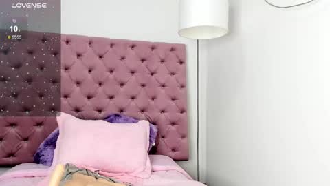 Alisson Domit  online show from February 11, 2025, 1:51 pm