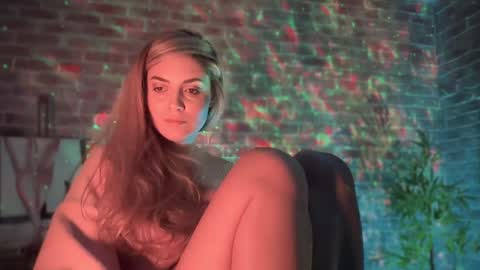 Snapshot of alliesynns chatting on December 16, 2024, 3:11 pm Allie online show from December 16, 2024, 3:11 pm