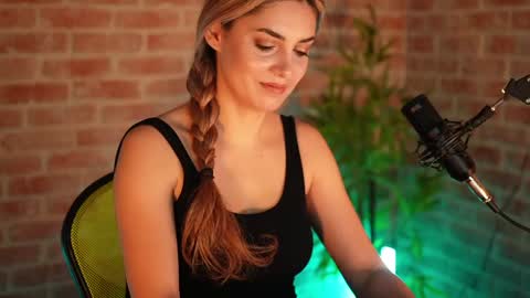 Snapshot of alliesynns chatting on December 22, 2024, 6:17 am Allie online show from December 22, 2024, 6:17 am