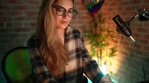 Snapshot of alliesynns chatting on December 24, 2024, 5:38 am Allie online show from December 24, 2024, 5:38 am