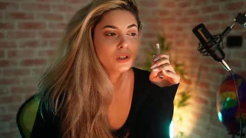 Snapshot of alliesynns chatting on December 24, 2024, 10:33 am Allie online show from December 24, 2024, 10:33 am