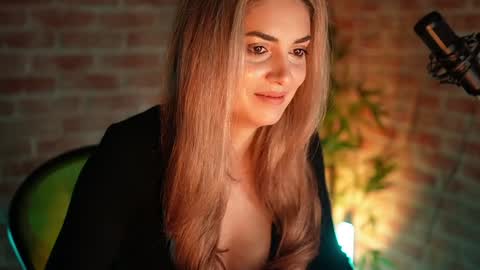 Snapshot of alliesynns chatting on December 28, 2024, 5:02 am Allie online show from December 28, 2024, 5:02 am