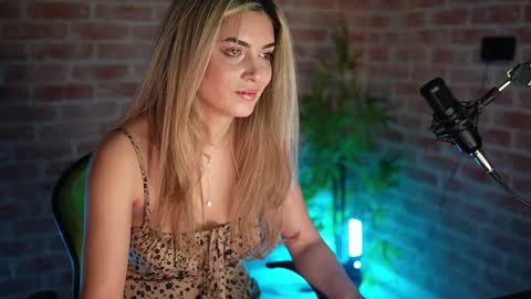 Snapshot of alliesynns chatting on January 10, 2025, 5:37 am Allie online show from January 10, 2025, 5:37 am