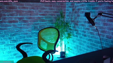 Snapshot of alliesynns chatting on January 14, 2025, 5:40 am Allie online show from January 14, 2025, 5:40 am