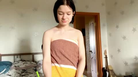 Snapshot of allisonbreese chatting on May 28, 2026, 12:46 pm Viola online show from May 28, 2026, 12:46 pm