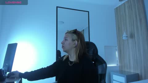 ALMA FENIX  online show from December 3, 2025, 12:14 pm