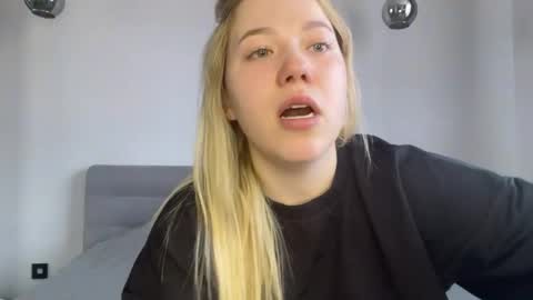 Snapshot of alyrasun chatting on May 3, 2026, 7:03 am Al online show from May 3, 2026, 7:03 am