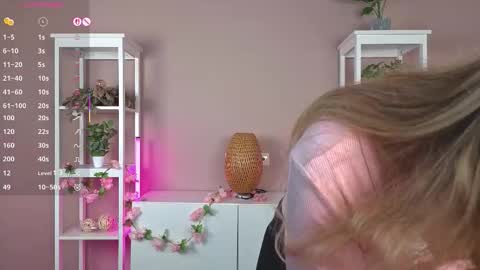 Vanessa online show from September 22, 2025, 6:32 pm