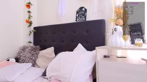 Isabella online show from October 23, 2025, 7:01 pm