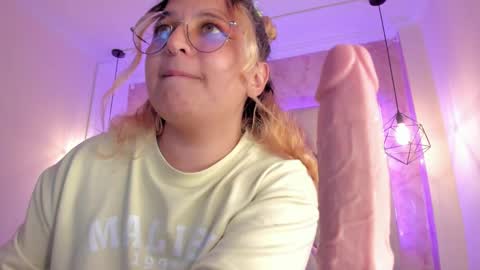 Snapshot of amalia_rosse_ chatting on February 16, 2025, 6:21 am Amalia Im Back See you soon this January 7 at 10 pm Colombia time online show from February 16, 2025, 6:21 am