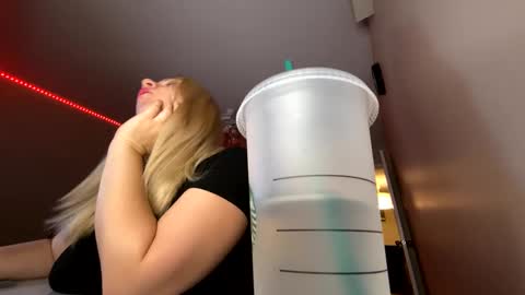 Snapshot of amandainbloom chatting on October 7, 2025, 11:07 am Amanda online show from October 7, 2025, 11:07 am