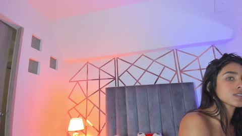 Snapshot of ambeer_rousess chatting on December 15, 2024, 4:48 pm Amber online show from December 15, 2024, 4:48 pm
