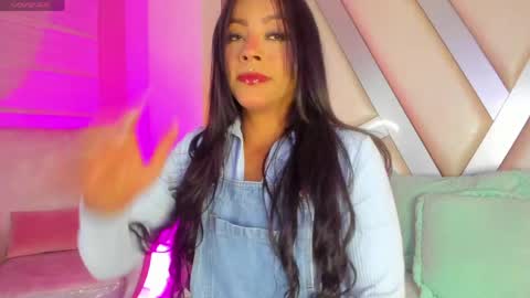 Snapshot of amber_villalobos chatting on May 17, 2026, 4:43 am Tell me Amber online show from May 17, 2026, 4:43 am