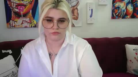 Amber online show from September 15, 2025, 1:27 am