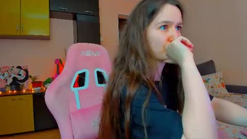 Snapshot of ameli_moon chatting on July 13, 2026, 6:11 pm Eileen online show from July 13, 2026, 6:11 pm