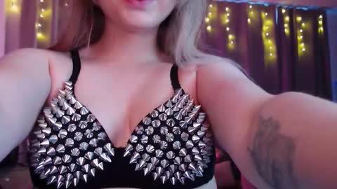 Snapshot of amelia_blondie chatting on February 7, 2026, 1:37 pm Amelia online show from February 7, 2026, 1:37 pm