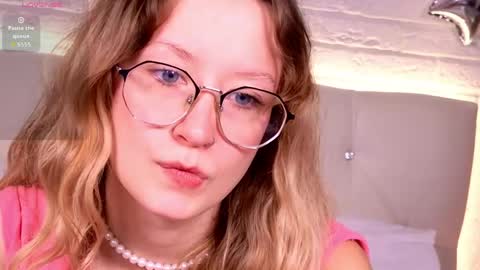Amelie  online show from June 3, 2026, 12:41 pm