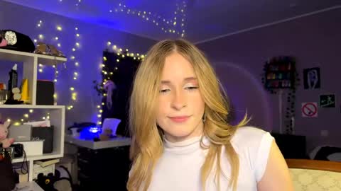 Snapshot of amily_sunray chatting on April 16, 2026, 9:39 pm Amily online show from April 16, 2026, 9:39 pm