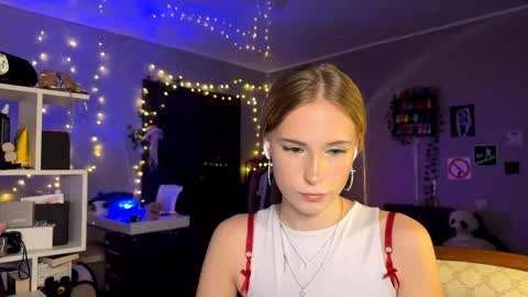 Snapshot of amily_sunray chatting on April 18, 2026, 2:43 pm Amily online show from April 18, 2026, 2:43 pm