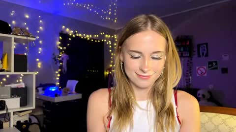 Snapshot of amily_sunray chatting on April 18, 2026, 7:07 pm Amily online show from April 18, 2026, 7:07 pm