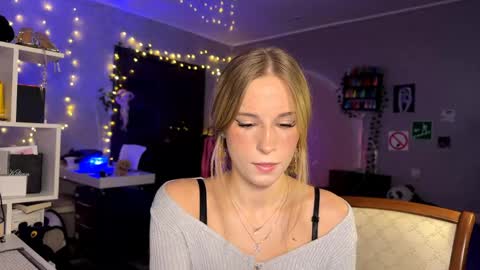 Snapshot of amily_sunray chatting on April 19, 2026, 2:38 pm Amily online show from April 19, 2026, 2:38 pm