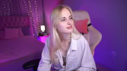 Tessa  online show from September 23, 2025, 7:55 am