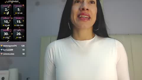 Snapshot of amy_le chatting on July 28, 2026, 2:13 pm Amy online show from July 28, 2026, 2:13 pm