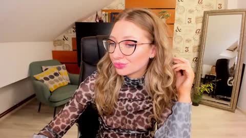 AmyRossie online show from December 3, 2024, 5:12 pm