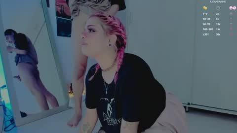 Snapshot of amyy_rouse chatting on June 24, 2026, 2:43 am Collinns online show from June 24, 2026, 2:43 am