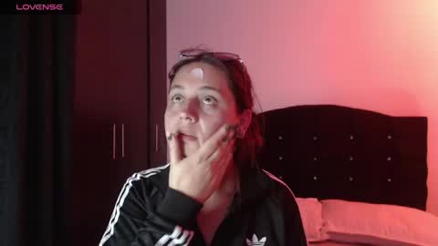 Snapshot of ana_arms_ chatting on May 4, 2026, 3:57 am ana_arms_ online show from May 4, 2026, 3:57 am