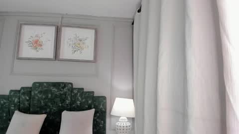 Ana  online show from December 22, 2025, 11:18 am