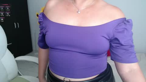 Snapshot of ana_hotmilfx chatting on February 8, 2025, 1:11 pm ANA online show from February 8, 2025, 1:11 pm