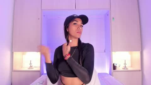 anaacollins_ online show from October 30, 2025, 11:33 am