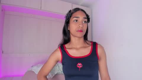 anaacollins_ online show from November 25, 2025, 11:32 am