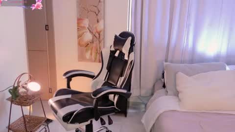 Snapshot of anabelwolf chatting on June 10, 2026, 3:33 pm ANABEL WOLF online show from June 10, 2026, 3:33 pm