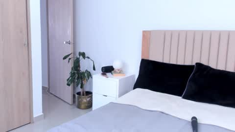 Ana Henao or Annie... Follow me ahenaocb Insta  X online show from October 27, 2025, 8:02 pm