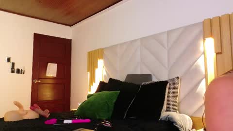 Anaise  online show from September 23, 2025, 11:35 am