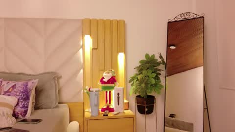 Anaise  online show from November 26, 2025, 11:44 am