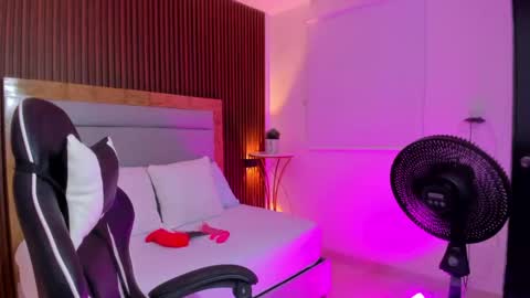 Snapshot of analu_wes chatting on November 4, 2025, 12:48 pm A N A L U online show from November 4, 2025, 12:48 pm