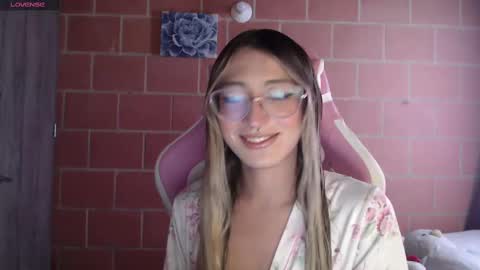 Andrea  online show from October 10, 2025, 1:43 pm