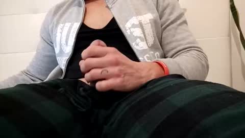 andrea_feetlover online show from November 25, 2025, 8:42 pm