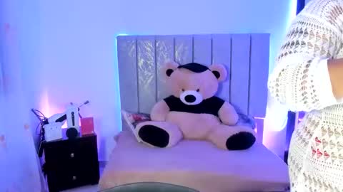 andreaakinky online show from November 7, 2025, 8:36 am