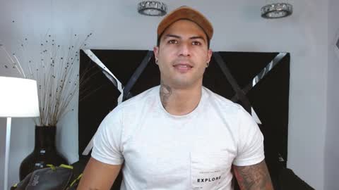 Snapshot of andres_clark chatting on February 22, 2025, 5:57 pm insta andres clark online show from February 22, 2025, 5:57 pm