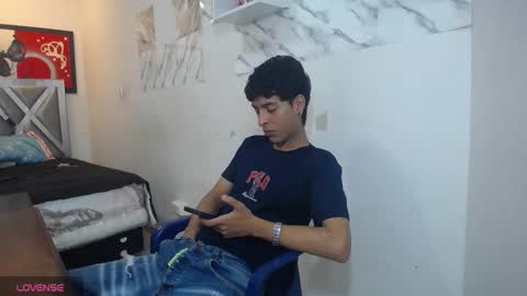 andrescoll25 online show from April 21, 2026, 6:44 pm