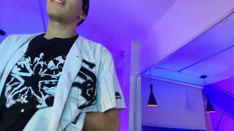 Andreuw Wolf online show from November 5, 2025, 3:17 am