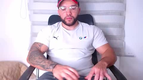 andrew_holden__ online show from October 27, 2025, 11:41 pm