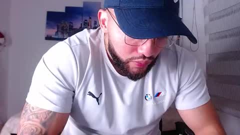 andrew_holden__ online show from November 21, 2025, 11:47 pm