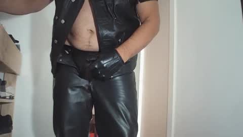 Snapshot of andrex_leather chatting on May 31, 2026, 6:09 pm andrex_leather online show from May 31, 2026, 6:09 pm